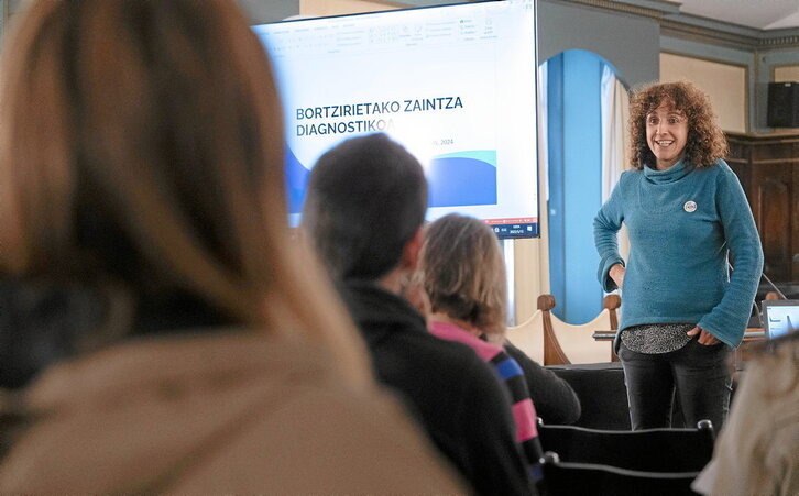 Nagore Huegun Ibarbia Bortzirietako Berdintasun teknikaria zaintza lanen diagnostikoa aurkezten, Lesakako Udaleko batzar aretoan.