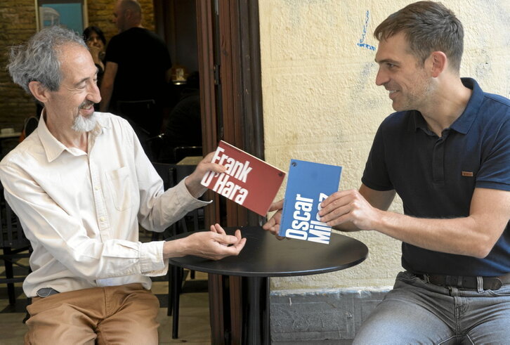 Patxi de Vicente (ezkerrean) eta Beñat Sarasola, itzulpenak trukatzen Iruñean.
