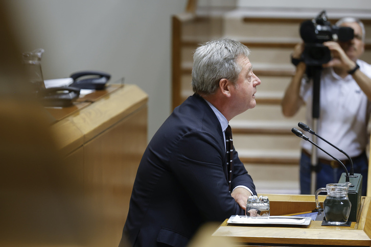 El consejero de Seguridad, Bingen Zupiria, en el pleno de este viernes.