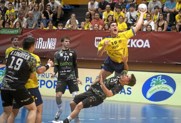 Julen Mujika intenta deshacerse de la férrea defensa del Torrelavega en el duelo copero de Artaleku.