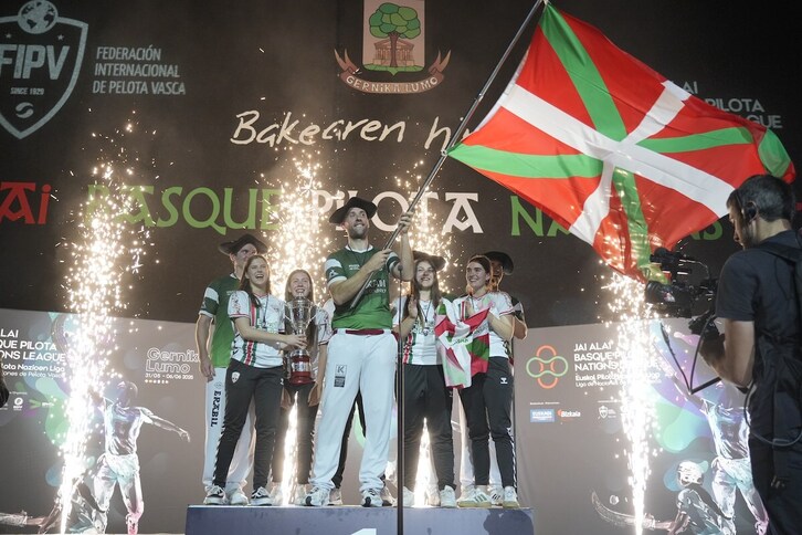 Lopez ondea la ikurrina en el primer cajón del podium.