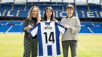 Intza Egiguren, Maider Castilloren eta Garbiñe Etxeberriaren erdian, kontratua luzatu ondoren.