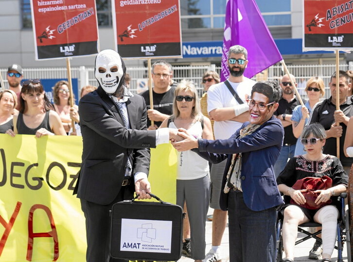 Protesta de LAB ayer frente a la sede de Mutua Navarra, en Landaben.