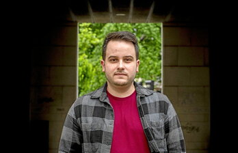 Goiko irudian, Joanes Lameirinhas psikogerontologoa. Adinekoen ongizate emozionalaren inguruko ikerketan parte hartu du.