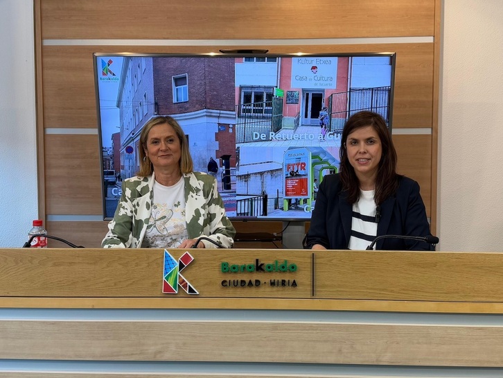 La alcaldesa de Barakaldo, Amaia del Campo, y Alba Delgado, segunda teniente alcalde, en rueda de prensa.