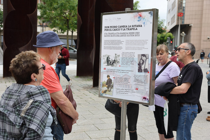 Varias personas observan los paneles instalados en la plaza Bide Onera.