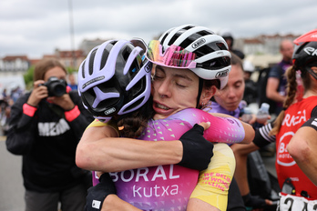 Usoa Ostolaza, Pirinioetako Tourrean, taldekide bat besarkatzen.