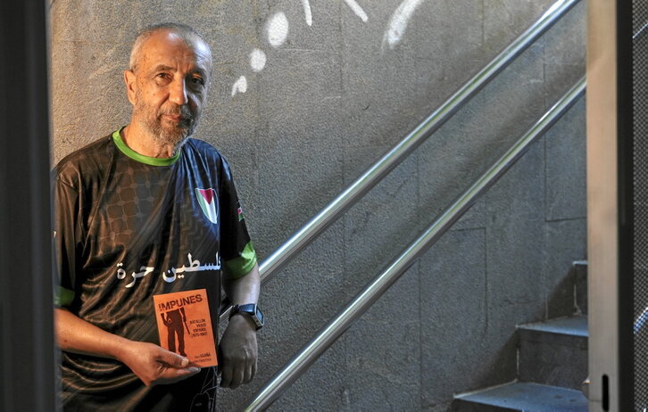 Iñaki Egaña presentó ayer en Donostia «Impunes» y dentro de una semana lo hará en Baiona, esta vez con Josu Urrutikoetxea.