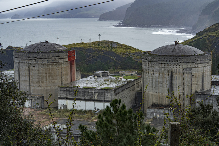 Ruinas de la central nuclear de Lemoiz.