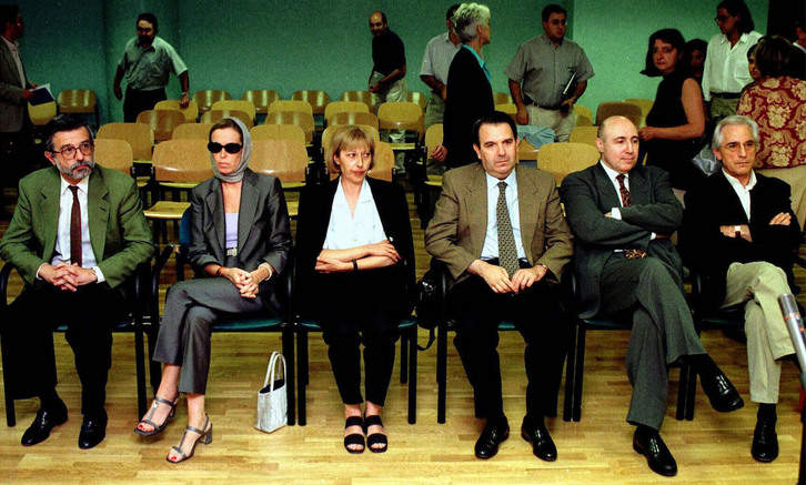 El banquillo del «caso Urralburu», en 1998, con el que fue presidente navarro a la derecha junto a Luis Roldán y Antonio Aragón.