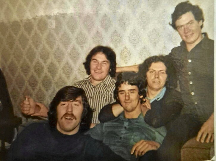 Varios de los presos fugados del juzgado de Newry, en un piso seguro tras la evasión.