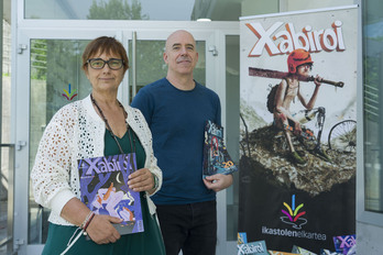 Arantza Munduate eta Dani Fano, ‘Xabiroi’ aldizkariaren koordinatzaileak, Ikastolen Etxean, Donostian.