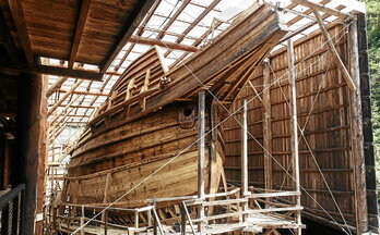 Albaola itsas faktorian erreplikatzen ari diren San Joan baleontziaren irudia.