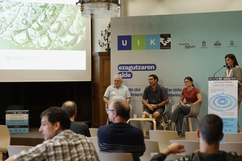 Jesús Julio Camarero Martínez, Sylvain Delzon, Laura Arnal Roig y Leire Salaberria, en el curso de verando de EHU ‘Los árboles y el agua’.