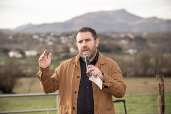 Peio Dufau, EH Baiko diputatua Arbonan eskainitako agerraldian.