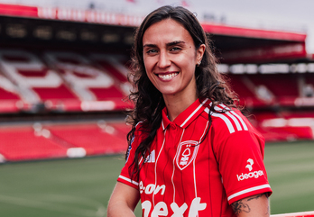 Nahikari posa con la camiseta del Nottingham Forest.