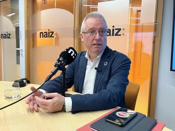 José Ignacio Asensio NAIZ irratiko Donostiako estudioan