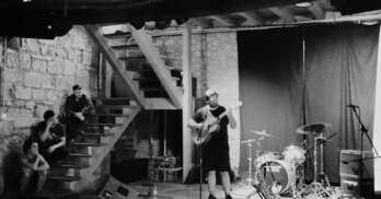 Larrabetzuko Hori Bai gaztetxean izan ziren beren musika eskainiz Physis Versus Nomosekoak.