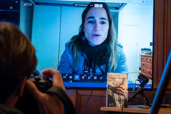 Aiora Jaka itzultzailea, eleberriaren aurkezpenean, bideo dei bidez.