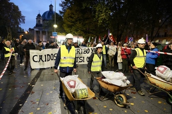 La manifestación ha estado encabezado por un grupo que simulaba ser trabajadores que iban a proceder al derribo de Los Caídos.