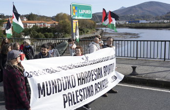 Irun eta Hendaia arteko Santiago zubian egin duten elkarretaratzea.