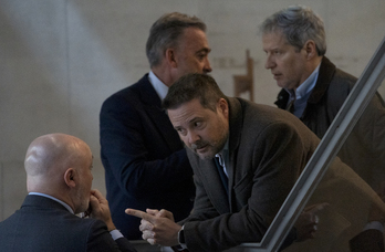 Alejandro Toquero habla con el portavoz de UPN, Javier Esparza, en los pasillos del Parlamento navarro el día en el que se aprobó la moratoria descafeinada de las plantas de biometanización.