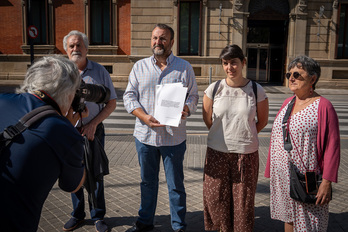 Los opositores a la mina Muga, el 4 de agosto ante el Parlamento navarro, cuando pidieron por primera vez que la Cámara investigara esta adjudicación.