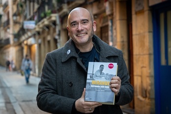 Mikel Soto, ondu berri duen liburua eskuan.