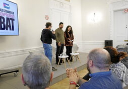 A la izquierda, Ahmed Alhaddad y Nur Alhaddad en una mesa redonda celebrada en noviembre en Donostia. Arriba, Rahaf Shamali, Alhaddad y Said Fadel en el concierto que Sol Band ofreció en el campus de Leioa.