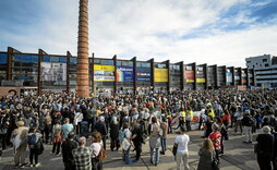 Jendetza bildu zen Landako plazan, Palestinaren aldeko ekitaldian.