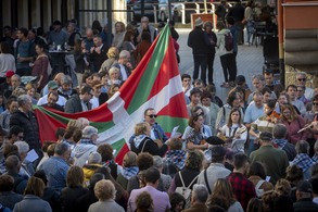1936an ezkutatutako ikurrinarekin batera kantu-jira egin dute oriotarrek 1936an ezkutatutako ikurrinarekin batera kantu-jira egin dute oriotarrek