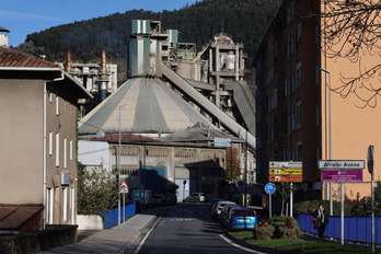 Fábrica de Cementos Lemona, rodeada de edificios residenciales.