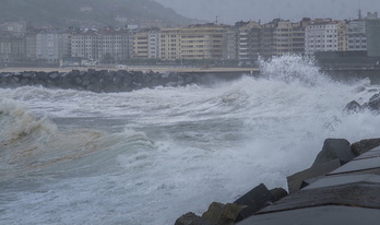 Imagen de archivo de un temporal en Donostia.