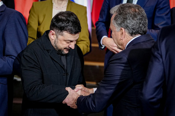 El presidente ucraniano, Volodimir Zelenski, saluda al enviado estadounidense, Steve Witkoff.