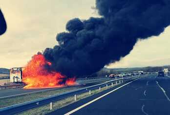 El remolque ha quedado totalmente calcinado por el efecto del aparatoso incendio.