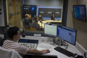 Mesa redonda sobre la Inteligencia Artificial en NAIZ Irratia, con Beñat Erezuma, Simón Peña, Usue Mori, Itxaso León y Ane Urkiri.