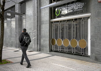 A la izquierda, centro de rehabilitación psicosocial de Agifes en Benta Berri, en Donostia. A la derecha, hospital de Bermeo.