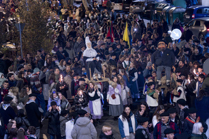 Opariak banatzen hasi aurretik, Olentzero eta Mari Domingi kalerik kale Opariak banatzen hasi aurretik, Olentzero eta Mari Domingi kalerik kale