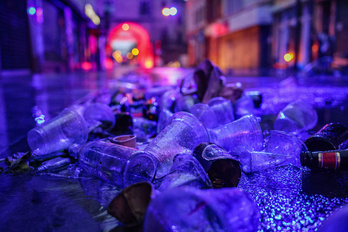 Vasos de plástico tirados en la calle tras una fiesta.