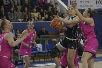 Maria Eraunzetamurgilen partida bikaina Araskiren defentsa gogorrak zapuztu du.