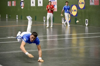 Javi Zabala se arroja en pos de una pelota en un partido durísimo y lleno de tantos peloteados.