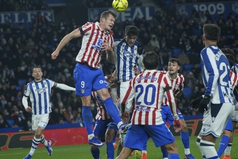 Jon Martín pugna con Sorloth por un balón aéreo.