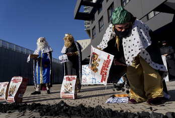 Errege Magoez jantzita, protesta egin dute BECen alboan.