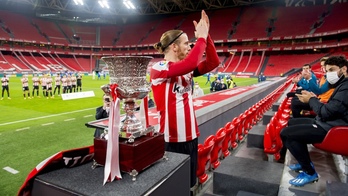 Iker Muniain depositando la Supercopa de 2021 en San Mamés.
