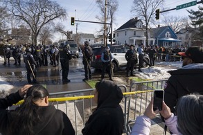 Migrazio poliziak emakume bat hil du Mineapolisen