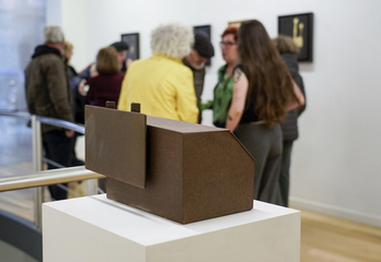 Bisitariak obrei begira, Bilboko galeria batean.