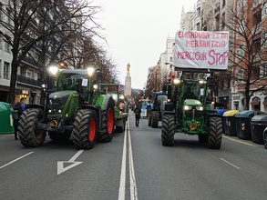 Traktoreak Bilboko Kale Nagusia zeharkatzen