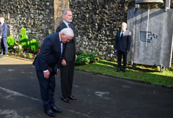 El rey español, Felipe de Borbón, permanece firme mientras el presidente alemán, Frank-Walter Steinmeir, realiza una reverencia en Gernika.