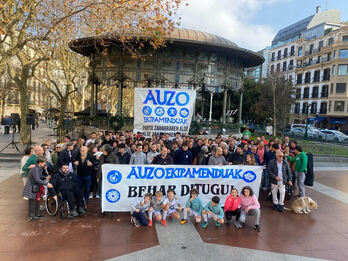 Abenduaren 13an Auzo Ekipamenduen Egunean aldarrikapenaren alde atera zuten argazkia.