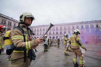 Protesta de los bomberos de Gasteiz cuando presentaron la demanda contra el Ayuntamiento.